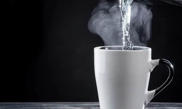 Sıcak Su İçme Trendi Nedir, Gerçekten Faydalı mı?