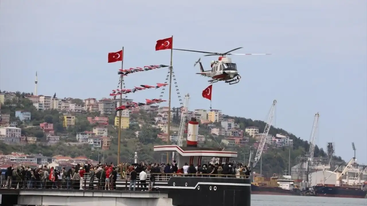 Samsun’da 19 Mayıs Coşkusu: Türk Bayrakları ve Atatürk Posterleriyle Süslenen Gemiler Geçit Töreni Yaptı