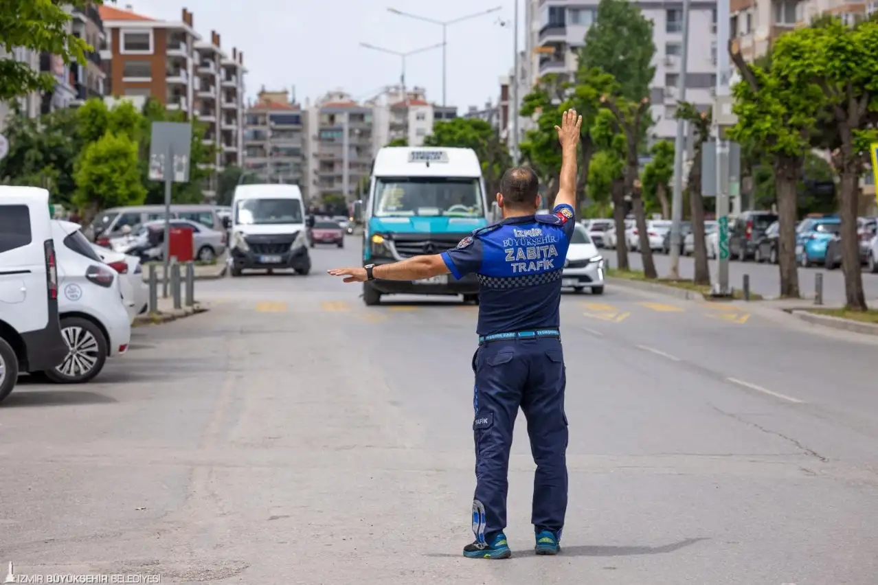 İzmir Zabıtası Bayram Mesaisinde: Taksi ve Minibüslere Sıkı Denetim
