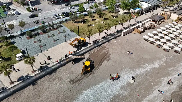 Konyaaltı Sahili Yaz Sezonuna Hazırlanıyor: Büyükşehir Belediyesi’nden Yoğun Mesai